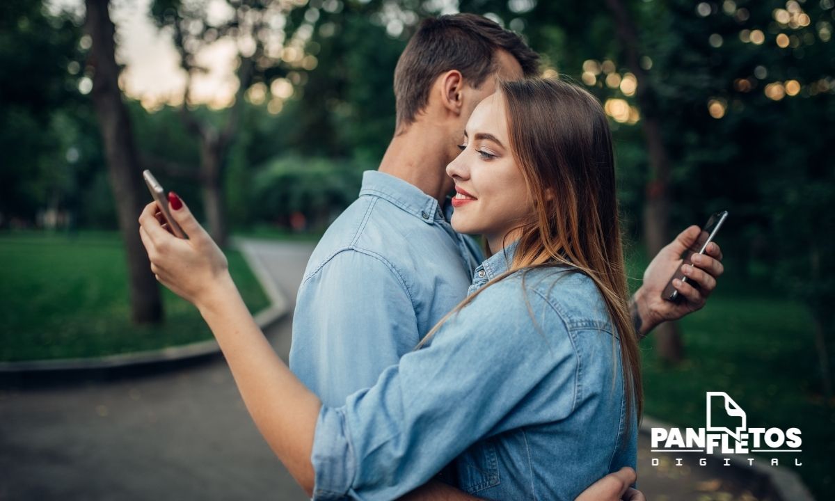 Smartphone com anúncios digitais aparecendo para o cliente